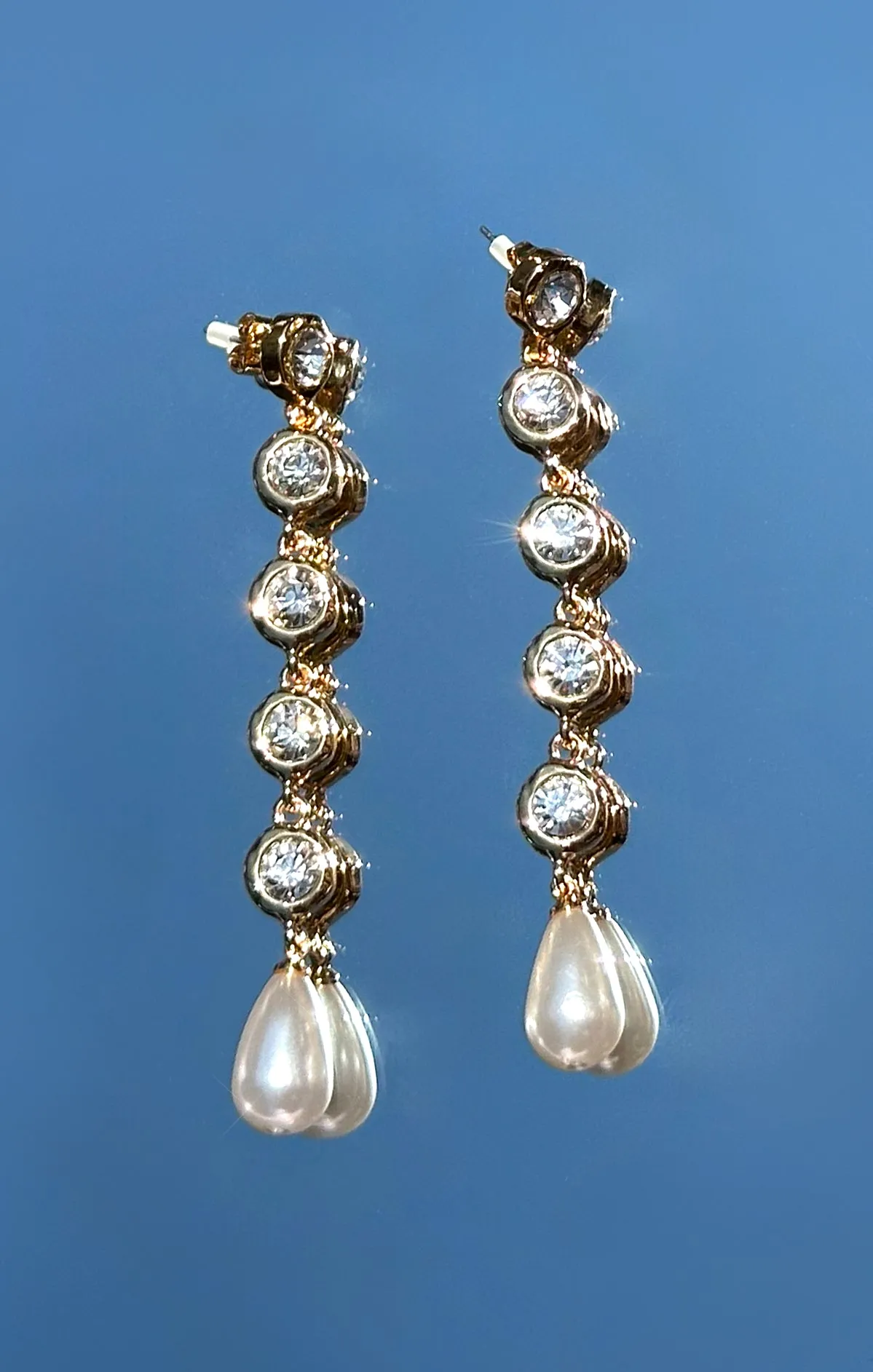 Ettika Elegantly Modern Crystal and Pearl Dangle Earrings ~ Gold